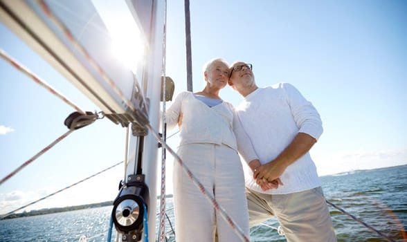Photo d'un couple de personnes âgées naviguant