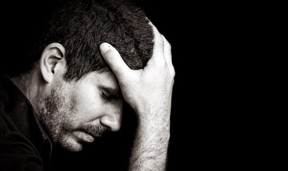 Photo d'un homme anxieux