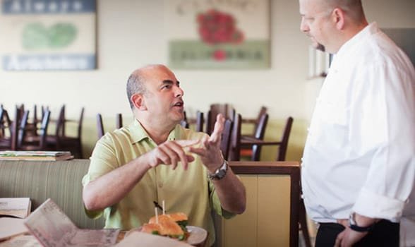Photo d'un homme criant après un serveur