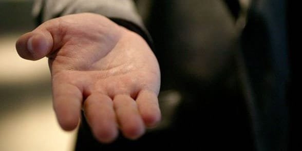 Foto von jemandem, der um Geld bittet
