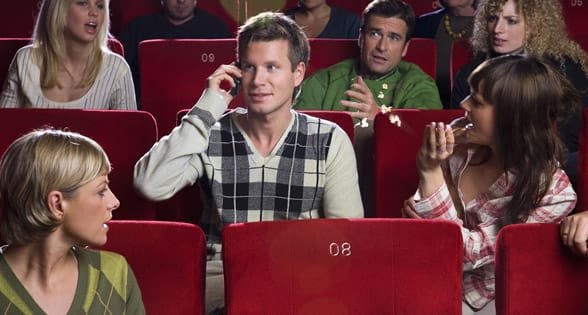 Foto von einem Mann, der während eines Films telefoniert