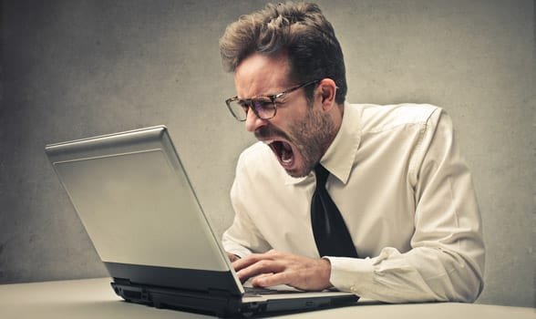 Foto van een schreeuwende man op een computer