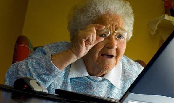 Foto van een oma die een computer gebruikt