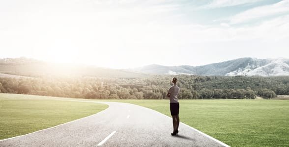 Photo d'une personne regardant l'horizon