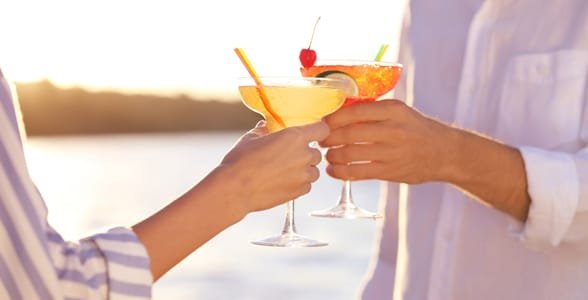 Photo d'un couple tenant des cocktails