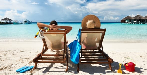 Photo d'un couple sur la plage