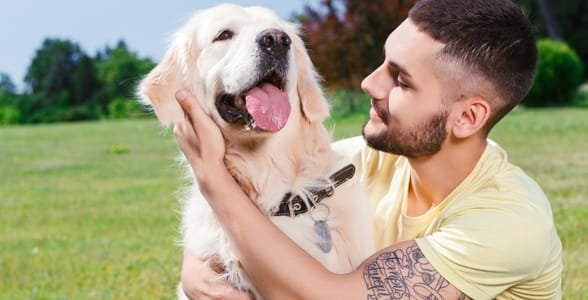 Photo d'un mec avec un chien