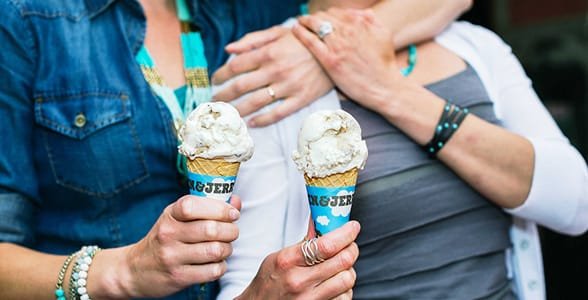 Zdjęcie pary trzymającej lody Ben & Jerry's