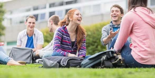 Zdjęcie studentów studiujących i spędzających czas