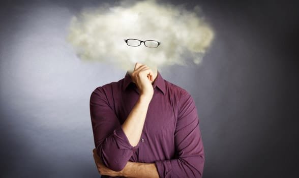 Photo d'un homme avec la tête dans les nuages
