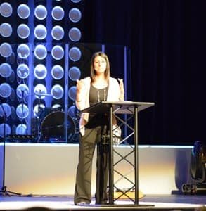 Photo de la blogueuse Debra Fileta sur scène lors d'une conférence