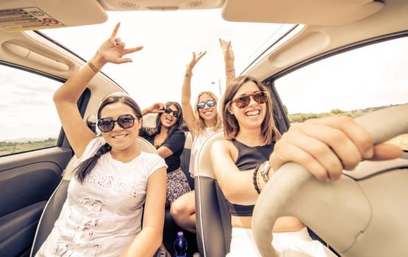 Foto von Frauen auf einem Roadtrip