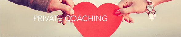 Foto von den Händen eines Mannes und einer Frau, die ein Papierherz mit den Worten Private Coaching halten