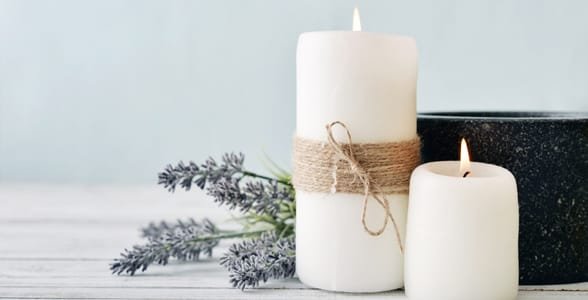 Foto di due candele e lavanda