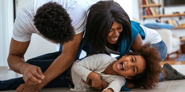 Photo d'un couple jouant avec un enfant