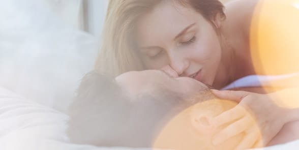 Photo d'un couple s'embrassant au lit