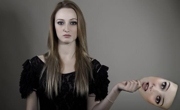 Zdjęcie kobiety zdejmującej maskę