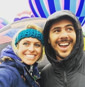 Photo de Mike Keshian, fondateur et PDG de LuvByrd, et de sa petite amie Kelly