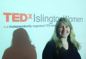 Foto van Elizabeth Sullivan die een TED Talk geeft