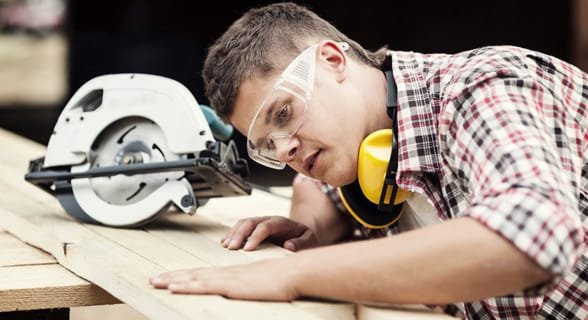 Fotografie tesaře, který pracuje