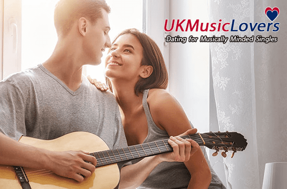 Zdjęcie mężczyzny grającego na gitarze wpatrującego się w oczy kobiety i logo UK Music Lovers