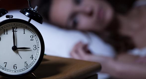 Foto einer Frau, die auf eine Uhr schaut