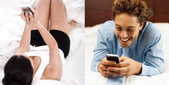 Photo d'un couple qui envoie des SMS à distance