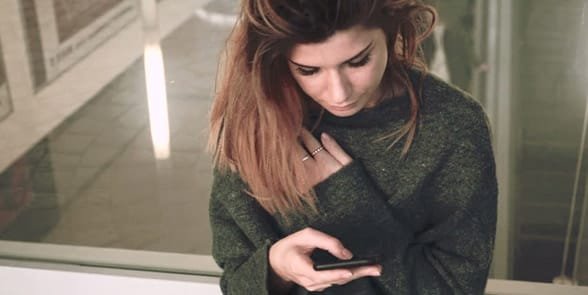 Photo d'une femme triste sur son téléphone portable
