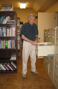 Foto von Stephen Barrett in einem Aktenschrank
