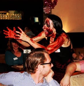 Foto de una actriz cubierta de sangre falsa