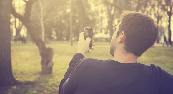 Photo d'un homme sur son téléphone