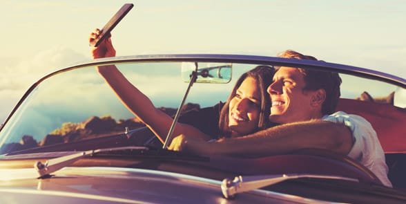 Photo d'un couple parlant un selfie