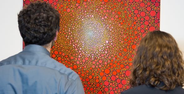 Photo d'un couple au musée deCordova