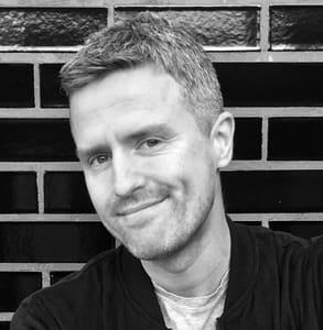 Foto de Justin Myers, escritor, editor y creador del blog The Guyliner