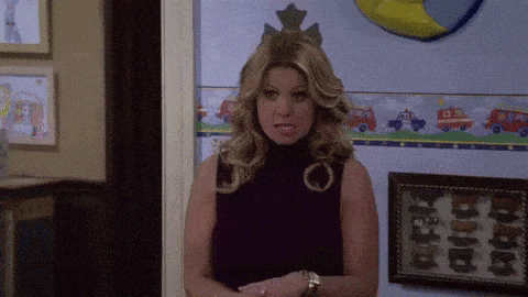 GIF d'une femme regardant sa montre