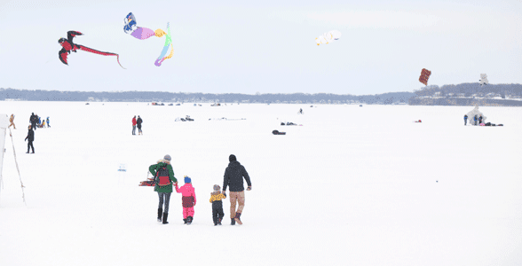 Foto van een gezin op het Frozen Assets Festival