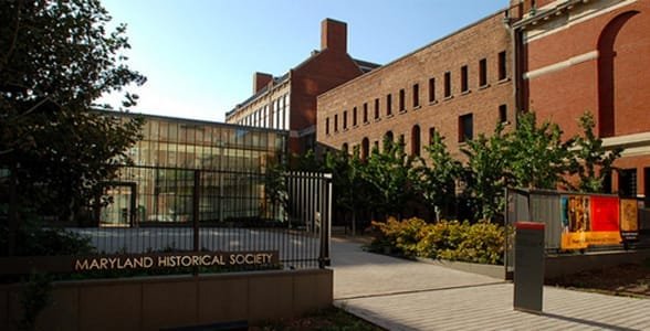 Foto del exterior de la Sociedad Histórica de Maryland