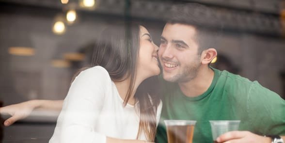 Foto von einem flirtenden Paar
