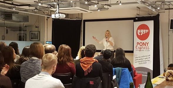 Foto von Olga Frankow bei einer Vortragsveranstaltung