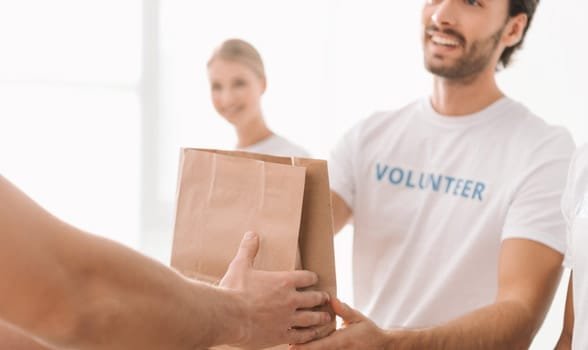 Foto di una coppia che fa volontariato