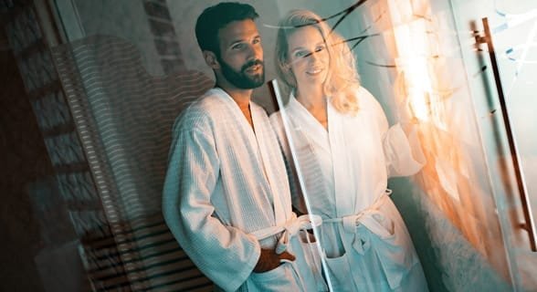 Foto di una coppia in una spa