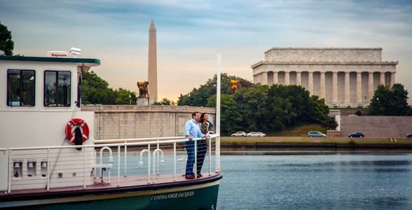 Foto di un taxi acqueo sul fiume Potomac