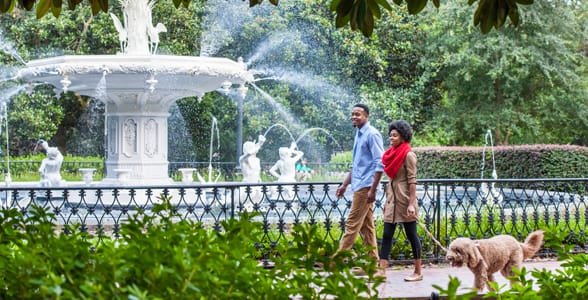 Foto eines Paares im Forsyth Park