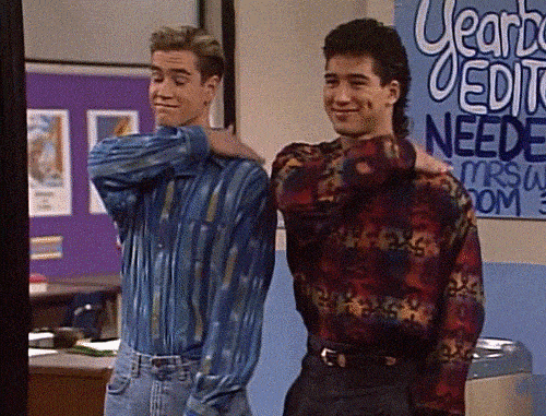Foto de Zack y Slater de Saved By the Bell dándose palmadas en la espalda