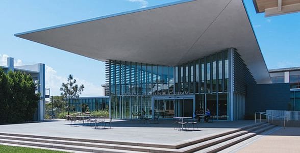 Foto de la biblioteca pública de Newport Beach