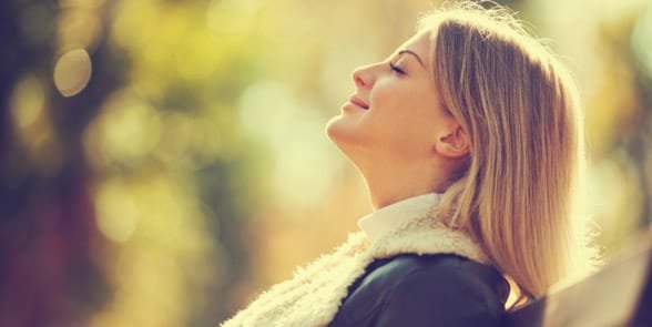 Foto de una mujer respirando profundamente