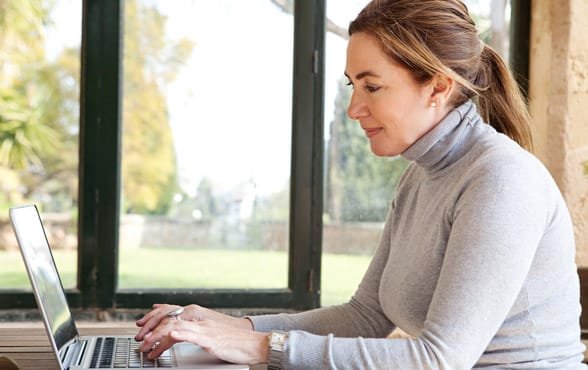 Foto van een vrouw op een laptop