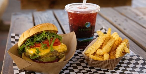 Foto von einem Hamburger und Pommes in Al's Burger Shack
