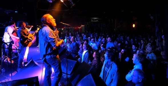 Foto einer musikalischen Darbietung in Cat's Cradle
