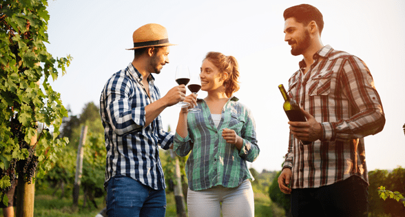 Photo d'invités dégustant une bouteille de vin